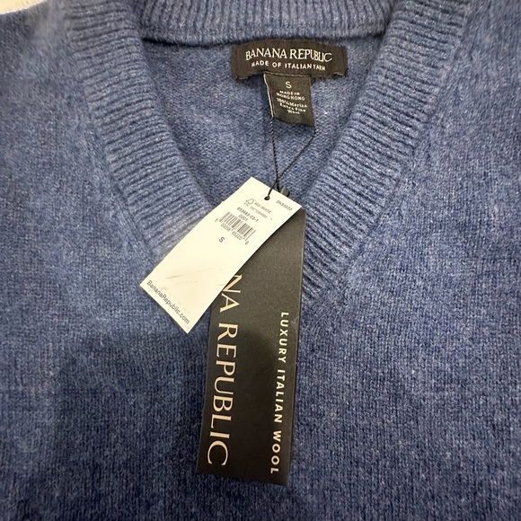 Banana Republic V-Neck Sweater - Picture 3 of 4
